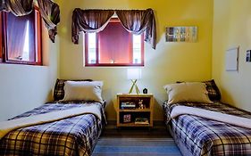 Iona'S Home: Vibrant 2Bedroom Home Near Willemstad
