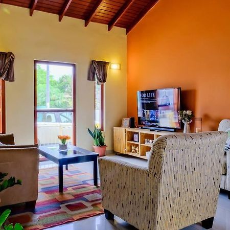 Iona'S Home: Vibrant 2Bedroom Home Near Willemstad Buitenkant foto